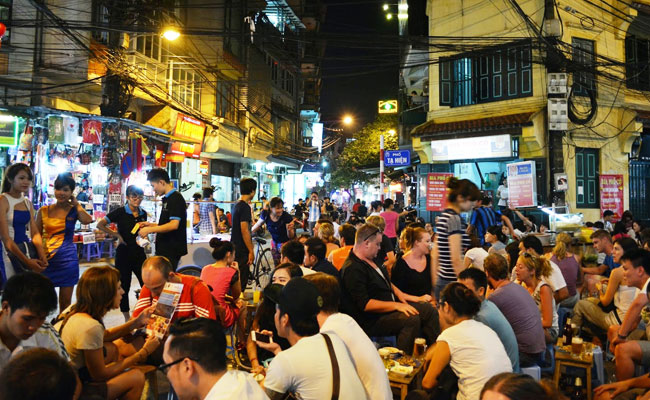 what to do in hanoi at night beer at the old quarter